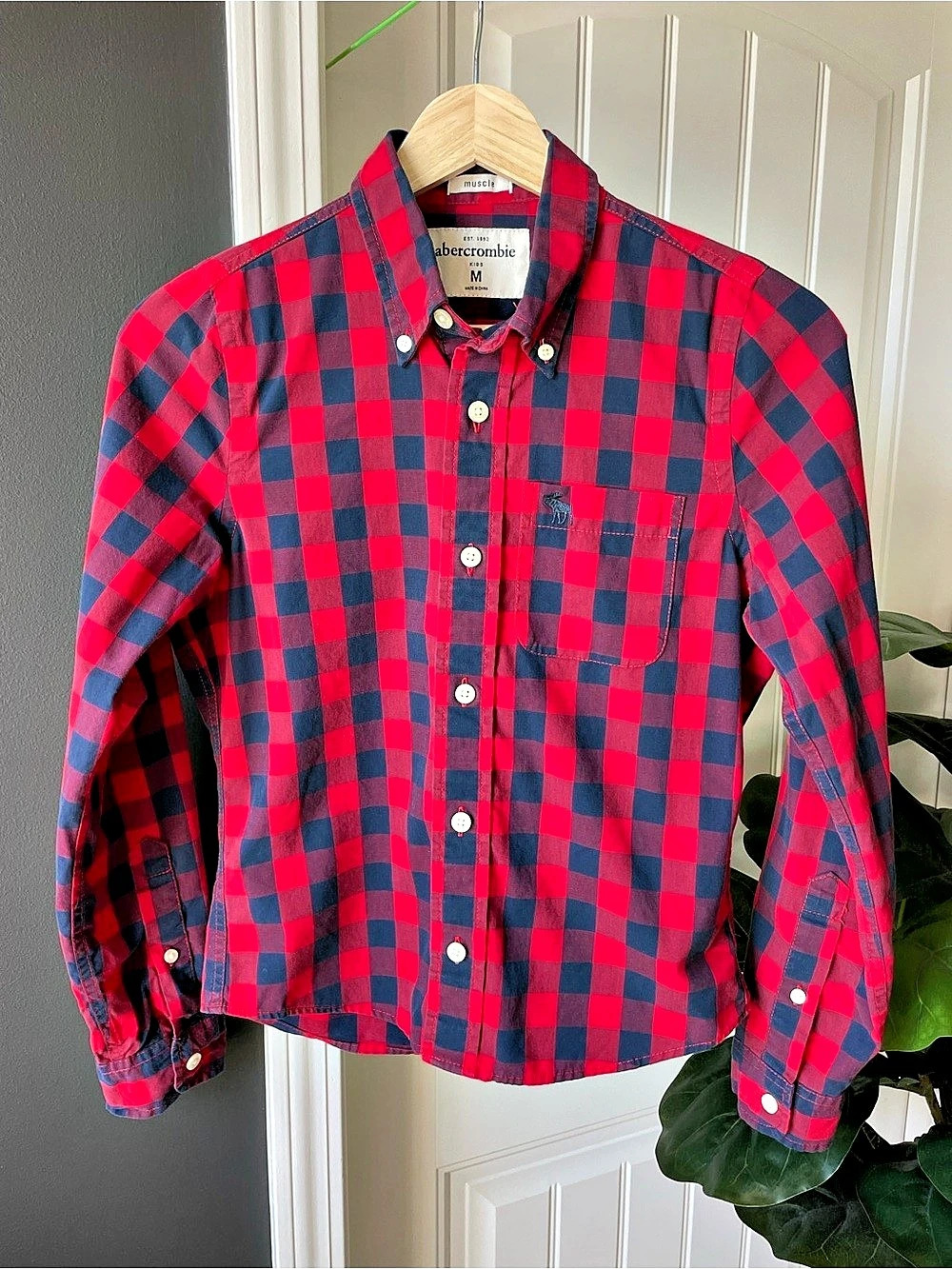 Abercrombie Muscle Fit Button Down Shirt Red Navy Gingham Kid’s Size Medium